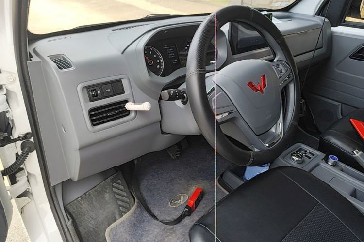 Used Wuling Yangguang 2024 300km Comfort Version with Sealed Windows 60kW Center Console