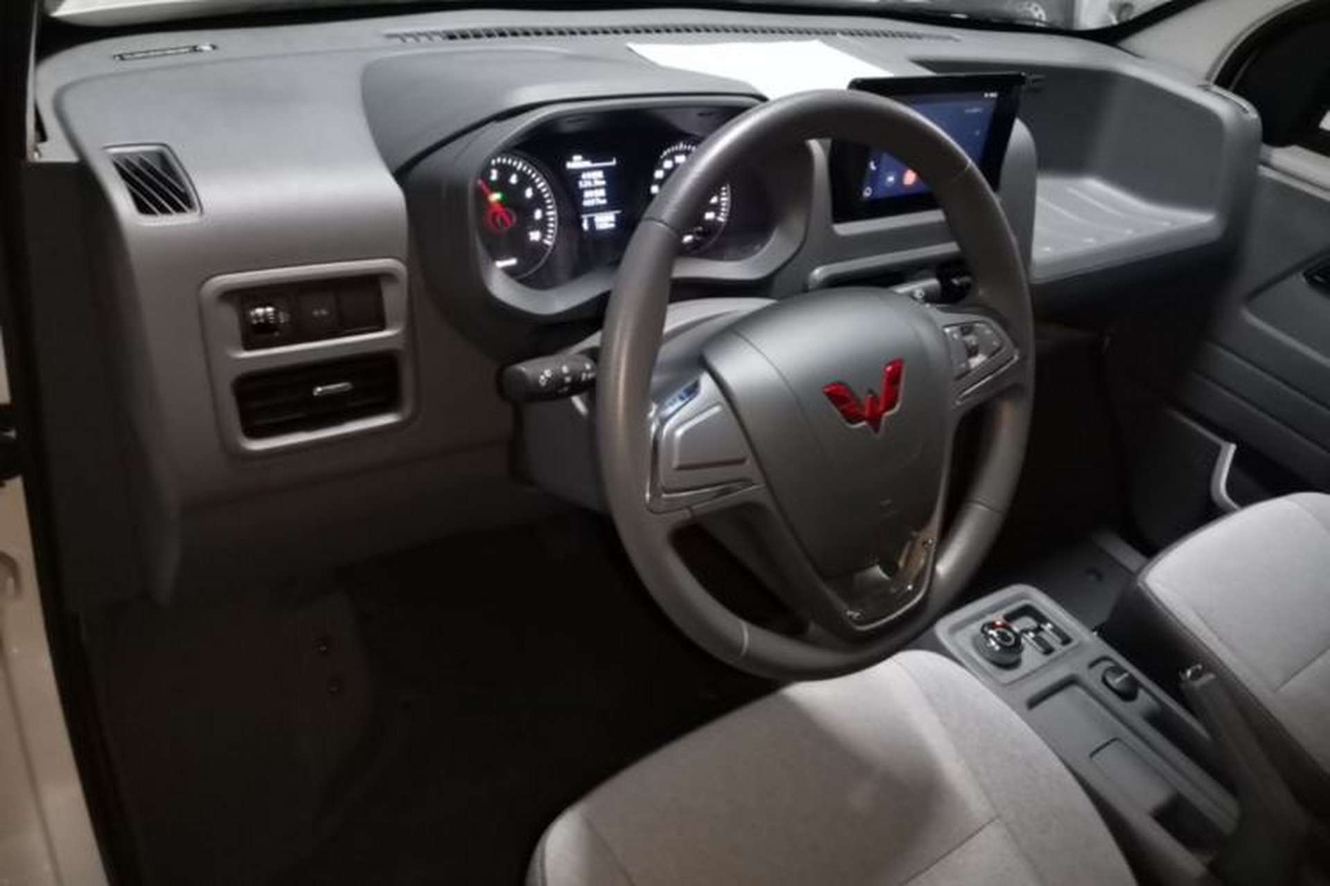 Used Wuling Yangguang 2024 300km Comfort Version with Sealed Windows 75kW Center Console