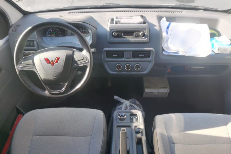 Used Wuling Yangguang 2024 300KM Comfort Version Passenger Van 75kW Center Console