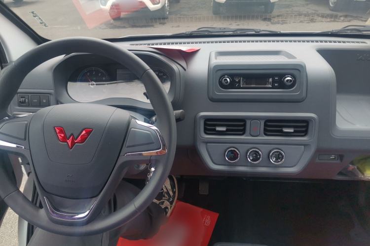 Used Wuling Yangguang 2024 300km Comfort-Grade Passenger Van 60kW Center Console