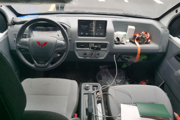 Used Wuling Yangguang 2024 300KM Comfort Version Passenger Van 75kW Center Console