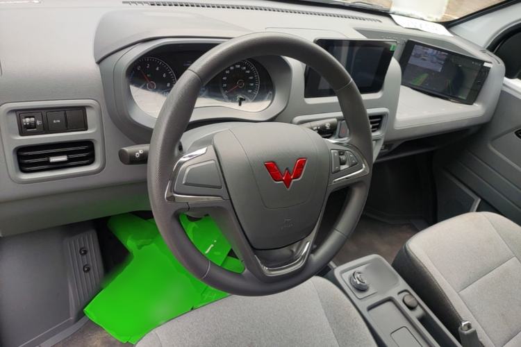 Used Wuling Yangguang 2024 300km Comfort Version with Sealed Windows 75kW Center Console