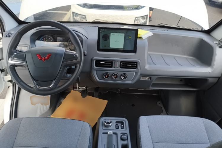 Used Wuling Yangguang 2024 300KM Comfort Version Passenger Van 75kW Center Console