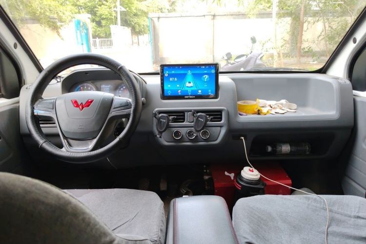 Used Wuling Yangguang 2024 300KM Comfort Version Passenger Van 75kW Center Console