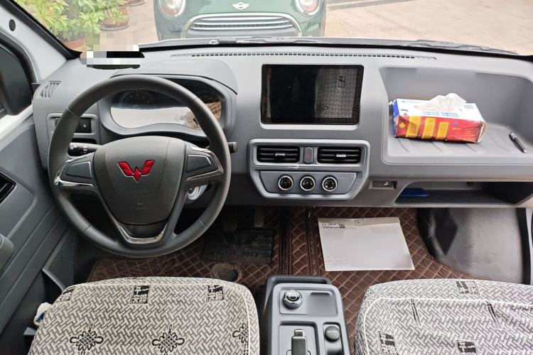 Used Wuling Yangguang 2024 300KM Comfort Version Passenger Van 75kW Center Console