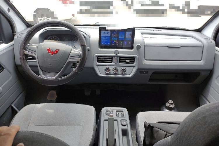 Used Wuling Yangguang 2024 300km Comfort-Grade Passenger Van 60kW Center Console