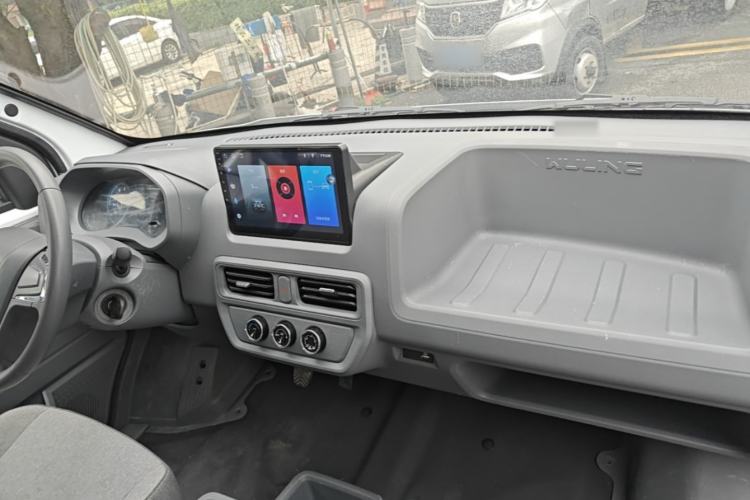 Used Wuling Yangguang 2024 300KM Comfort Version Passenger Van 75kW Center Console
