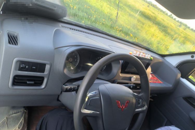 Used Wuling Yangguang 2024 300km Comfort Version with Sealed Windows 60kW Center Console