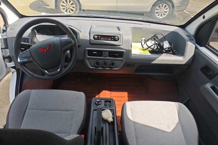 Used Wuling Yangguang 2024 300KM Comfort Version Passenger Van 75kW Center Console