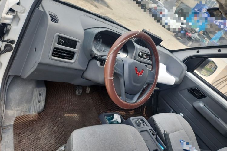 Used Wuling Yangguang 2024 300km Range Practical Window-Sealed Version 60kW Center Console