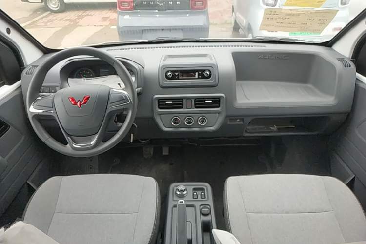 Used Wuling Yangguang 2024 300KM Comfort Version Passenger Van 75kW Center Console