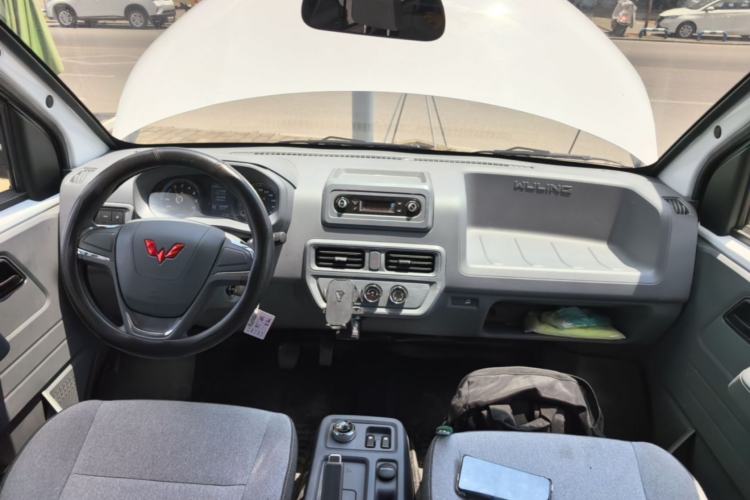 Used Wuling Yangguang 2024 300KM Comfort Version Passenger Van 75kW Center Console