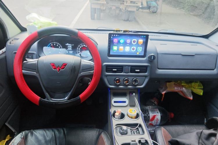 Used Wuling Yangguang 2024 300KM Comfort Version Passenger Van 75kW Center Console