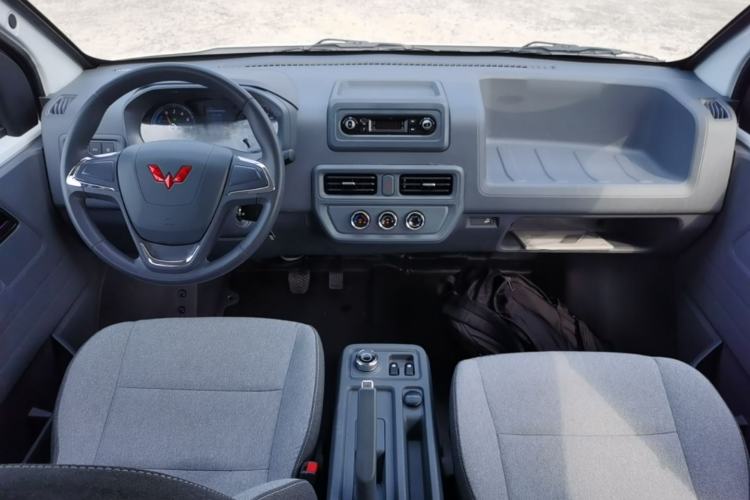 Used Wuling Yangguang 2024 300KM Comfort Version Passenger Van 75kW Center Console