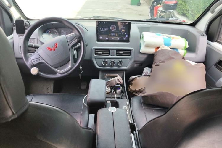 Used Wuling Yangguang 2024 300km Comfort-Grade Passenger Van 60kW Center Console