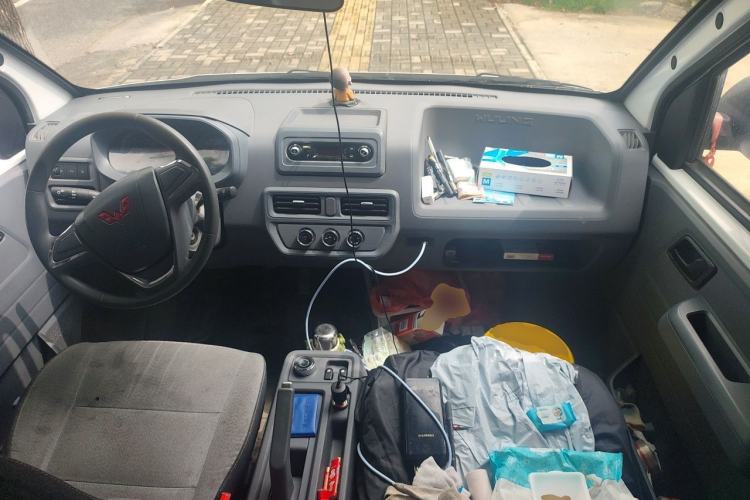 Used Wuling Yangguang 2024 300km Comfort-Grade Passenger Van 60kW Center Console