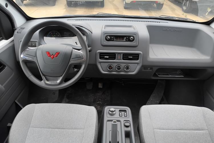 Used Wuling Yangguang 2024 300KM Comfort Version Passenger Van 75kW Center Console