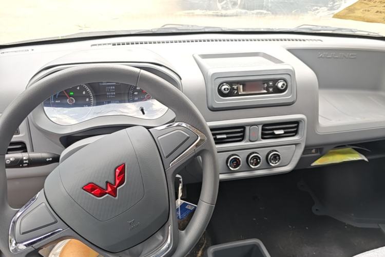 Used Wuling Yangguang 2024 300KM Comfort Version Passenger Van 75kW Center Console