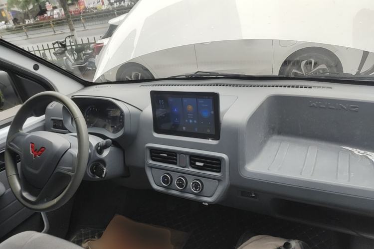 Used Wuling Yangguang 2024 300km Range Practical Window-Sealed Version 60kW Center Console