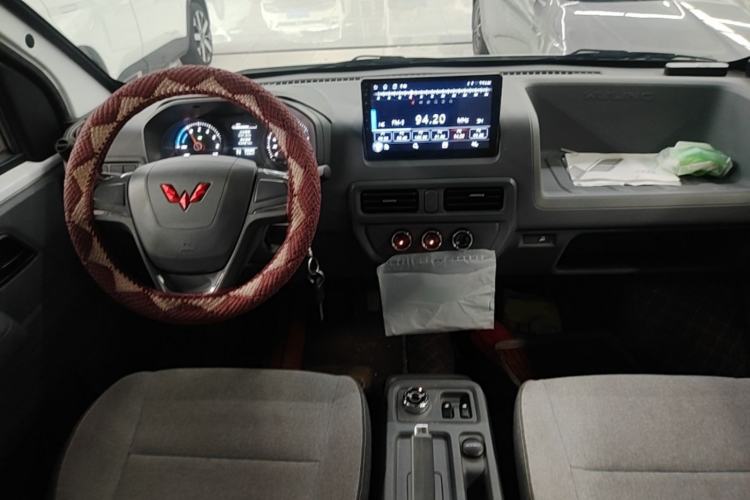 Used Wuling Yangguang 2024 300KM Comfort Version Passenger Van 75kW Center Console