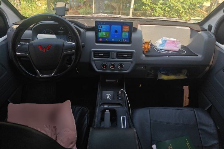 Used Wuling Yangguang 2024 300km Comfort-Grade Passenger Van 60kW Center Console