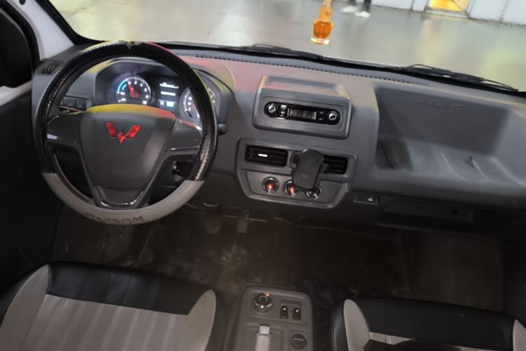 Used Wuling Yangguang 2024 300KM Comfort Version Passenger Van 75kW Center Console