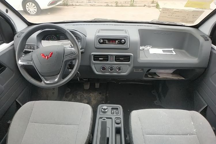 Used Wuling Yangguang 2024 300KM Comfort Version Passenger Van 75kW Center Console