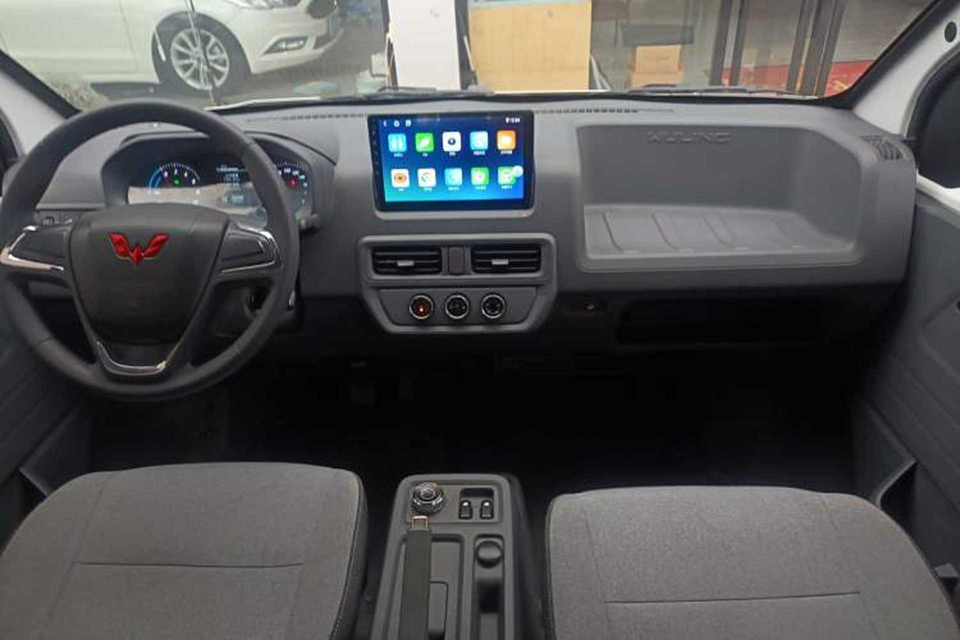 Used Wuling Yangguang 2024 300km Comfort-Grade Passenger Van 60kW Center Console