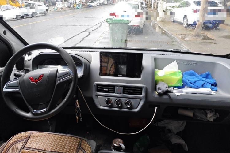 Used Wuling Yangguang 2024 300KM Comfort Version Passenger Van 75kW Center Console