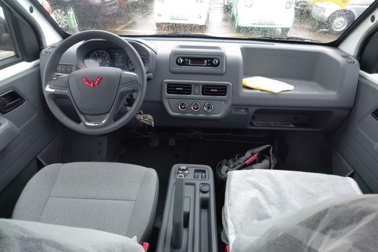 Used Wuling Yangguang 2024 300KM Comfort Version Passenger Van 75kW Center Console