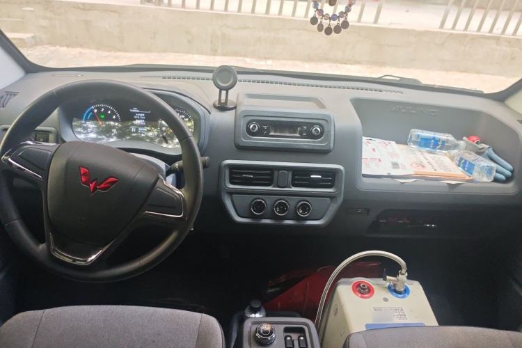 Used Wuling Yangguang 2024 300km Comfort-Grade Passenger Van 60kW Center Console
