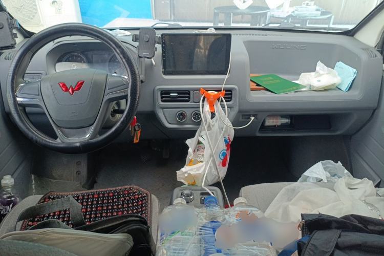 Used Wuling Yangguang 2024 300KM Comfort Version Passenger Van 75kW Center Console