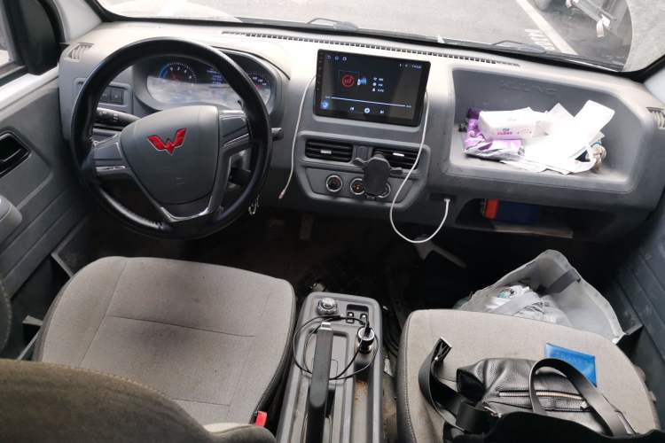 Used Wuling Yangguang 2024 300KM Comfort Version Passenger Van 75kW Center Console