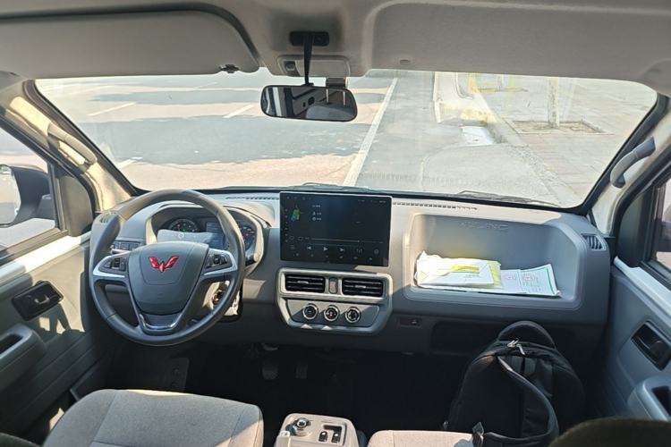 Used Wuling Yangguang 2024 300KM Comfort Version Passenger Van 75kW Center Console