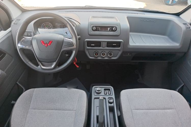 Used Wuling Yangguang 2024 300km Comfort-Grade Passenger Van 60kW Center Console