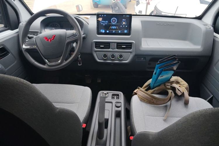 Used Wuling Yangguang 2024 300KM Comfort Version Passenger Van 75kW Center Console