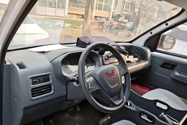 Used Wuling Yangguang 2024 300km Range Practical Window-Sealed Version 60kW Center Console