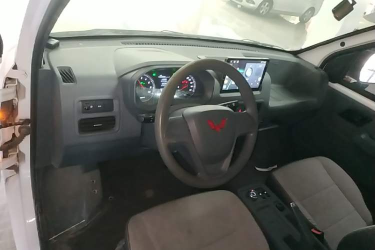 Used Wuling Yangguang 2024 230km Practical Enclosed-Window Version 60kW Center Console