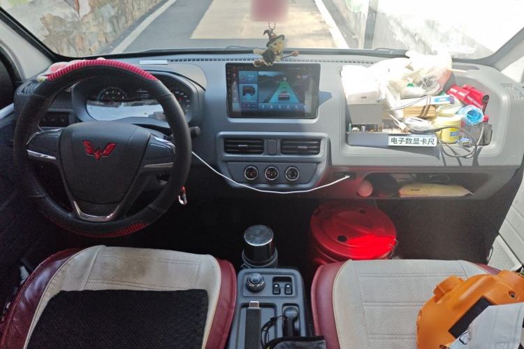 Used Wuling Yangguang 2024 300km Comfort-Grade Passenger Van 60kW Center Console