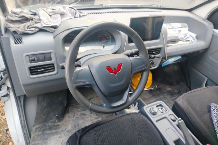 Used Wuling Yangguang 2024 300km Comfort Version with Sealed Windows 60kW Center Console