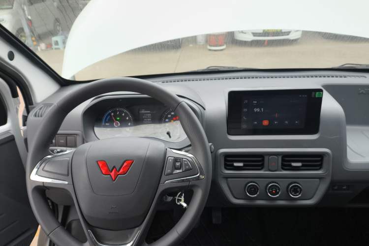 Used Wuling Yangguang 2024 300km Comfort Version with Sealed Windows 60kW Center Console