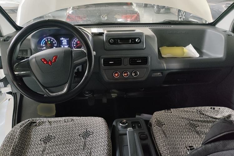 Used Wuling Yangguang 2024 300KM Comfort Version Passenger Van 75kW Center Console