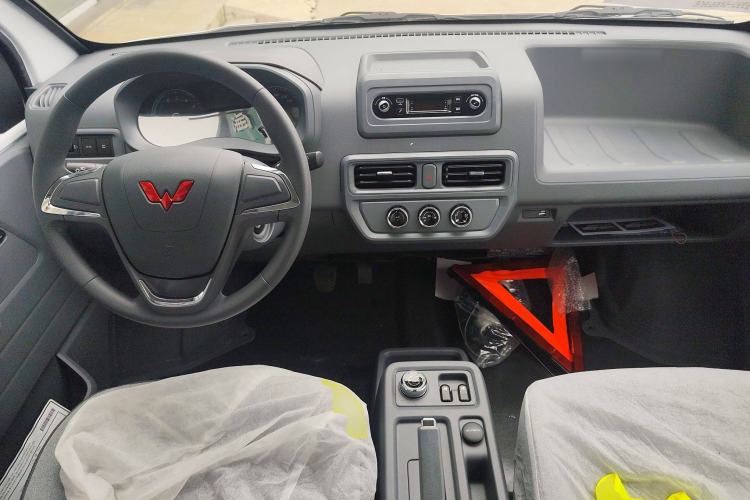 Used Wuling Yangguang 2024 300KM Comfort Version Passenger Van 75kW Center Console