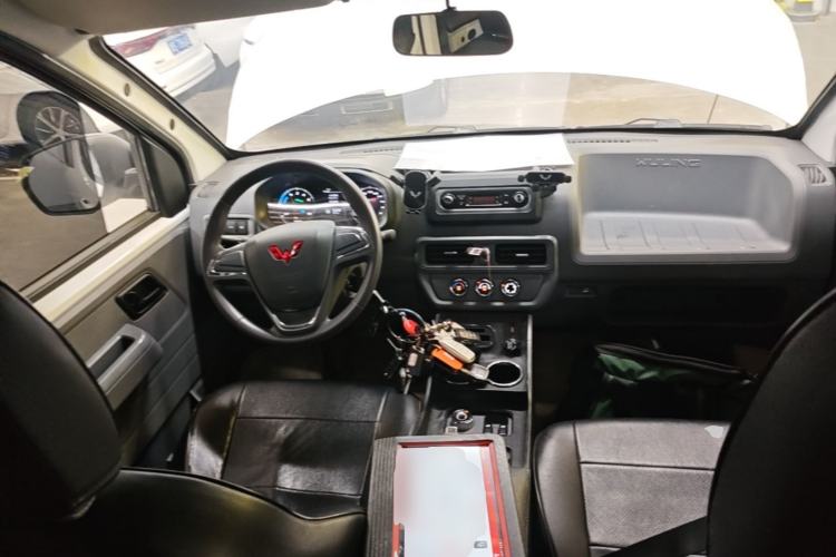 Used Wuling Yangguang 2024 300km Comfort-Grade Passenger Van 60kW Center Console