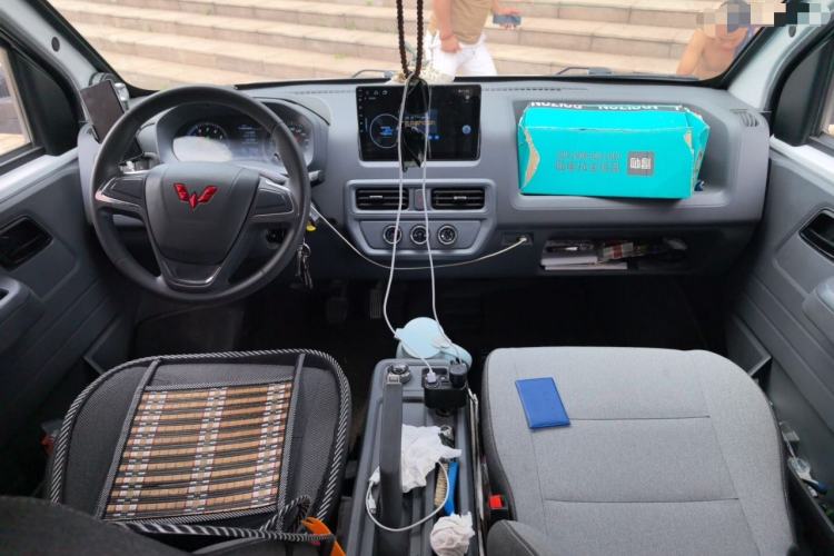 Used Wuling Yangguang 2024 300KM Comfort Version Passenger Van 75kW Center Console
