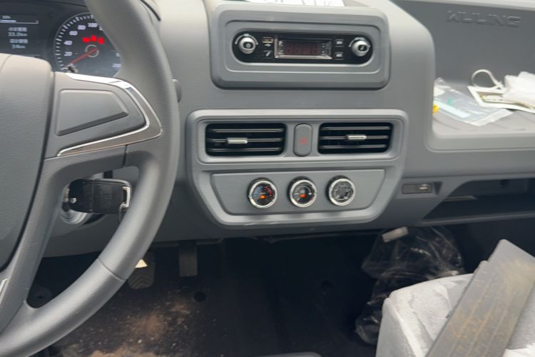 Used Wuling Yangguang 2024 300KM Comfort Version Passenger Van 75kW Center Console