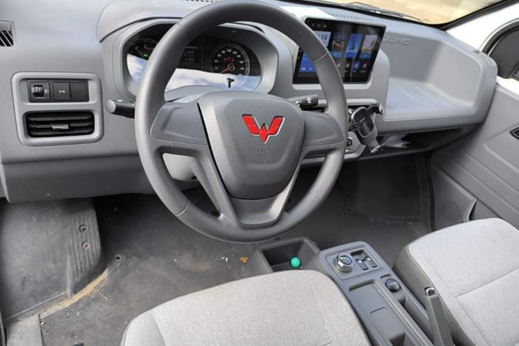 Used Wuling Yangguang 2024 300km Range Practical Window-Sealed Version 60kW Center Console