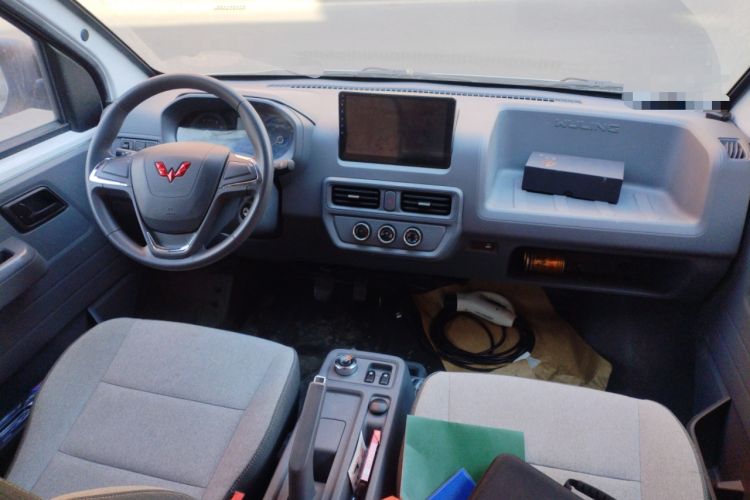 Used Wuling Yangguang 2024 300KM Comfort Version Passenger Van 75kW Center Console
