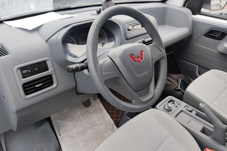 Used Wuling Yangguang 2024 300km Range Practical Window-Sealed Version 75kW Center Console
