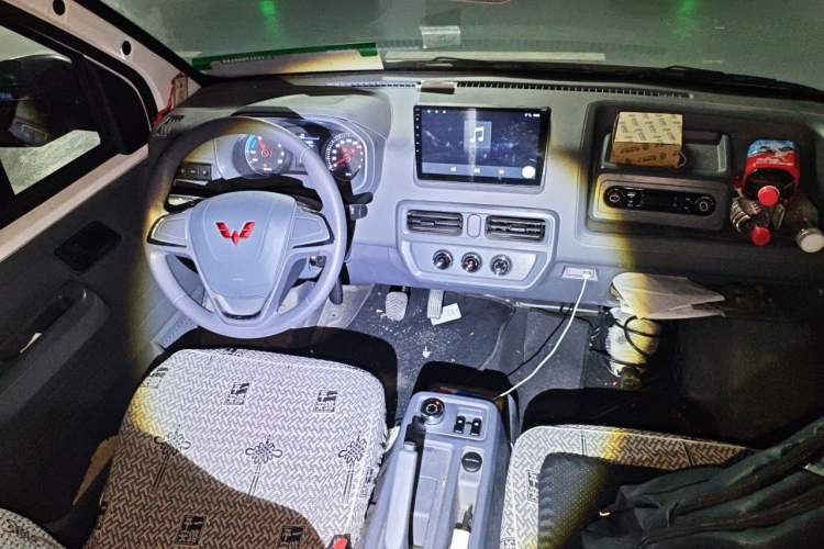 Used Wuling Yangguang 2024 300KM Comfort Version Passenger Van 75kW Center Console